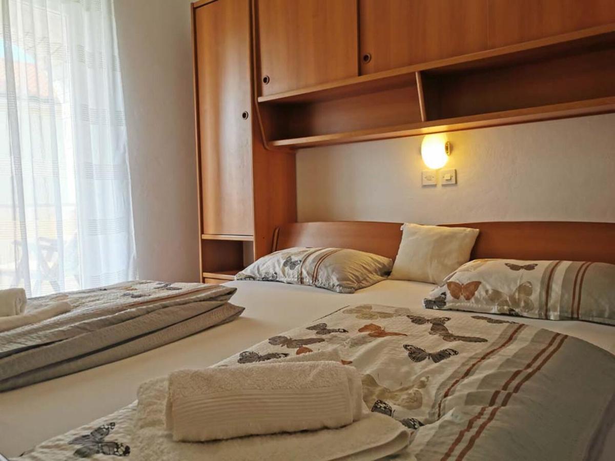 Apartments Miranda Лопар Екстер'єр фото