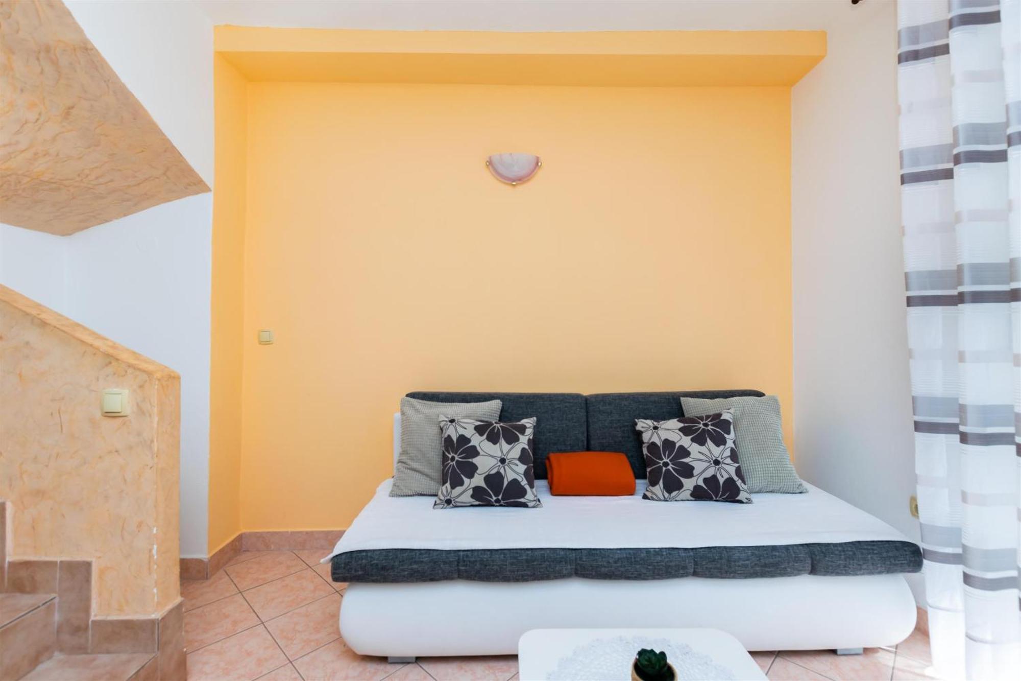 Apartments Miranda Лопар Екстер'єр фото